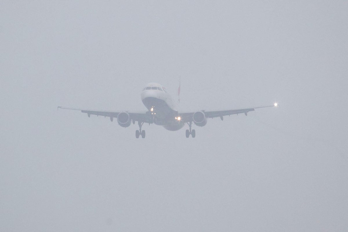 airport-delays-live:-passengers-facing-two-hour-delays-as-fog-causes-chaos-at-manchester-and-gatwick